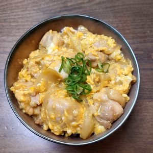 ヒラメの作ってみた!投稿(極とろ卵と濃厚チーズの🤭💕親子丼スペシャル🍚)