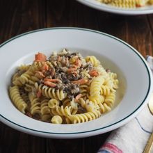 キノコとスモークサーモンのショートパスタ