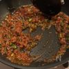 米が一瞬で消える。旨すぎる【究極の無限ニラ飯】の工程4