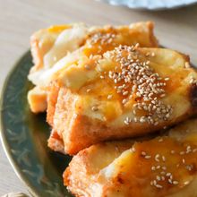 【詰めて焼くだけ】お肉級の満足感！厚揚げの新玉チーズ挟み焼き