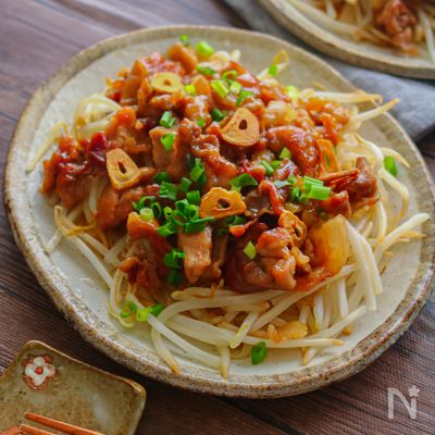 にんにくが食欲をそそる♪もやしの甘酢豚肉のっけ