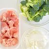 鶏肉とブロッコリーのチーズクリーム煮【生クリーム不要！】の工程1
