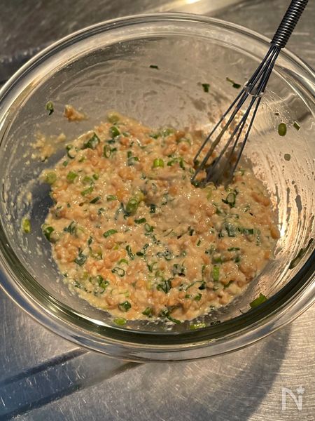 納豆や豆腐、調味料を混ぜあわせる