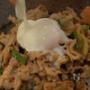 漬けて焼くだけ。【豚肉の味噌スタ丼】の工程3