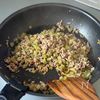 納豆とひき肉の旨辛炒め丼の工程3
