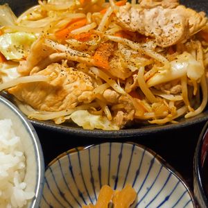 ひろりぃの作ってみた!投稿(行列の定食屋さんの🍚ぶっ濃い濃厚ソースの肉野菜炒め定食🤩)