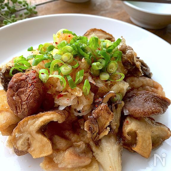 おろしポン酢でじゅわっとサッパリ！鶏モモときのこの唐揚げ