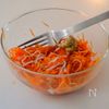 【レンジで時短！】にんじんのマスタード和え｜デリ風の自愛副菜の工程2