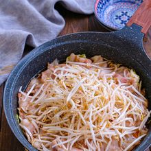 フライパンで食卓に!豚キャベもやしの旨ぽん蒸し