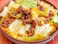 【キャベツとひき肉とふんわり玉子の味噌にんにく炒め】彩り◎