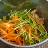 抱えて食べたい♪『豚バラと豆苗のねぎポン♡おかずサラダ』の工程3
