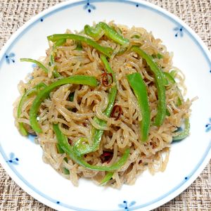 よっこの作ってみた!投稿(和食のヘルシー惣菜😘糸こんにゃくとピーマンのきんぴら😋)