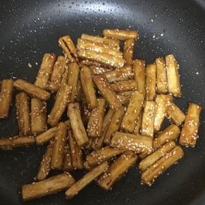 491982の作ってみた!投稿(【甘辛ごぼう炒め】今晩のおつまみはこれ!一味マヨが最高♡)