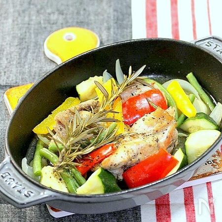 ローズマリーと塩 胡椒だけで旨い チキンと夏野菜の蒸し煮 By かめきちパパ レシピサイト Nadia ナディア プロの料理家のおいしいレシピ