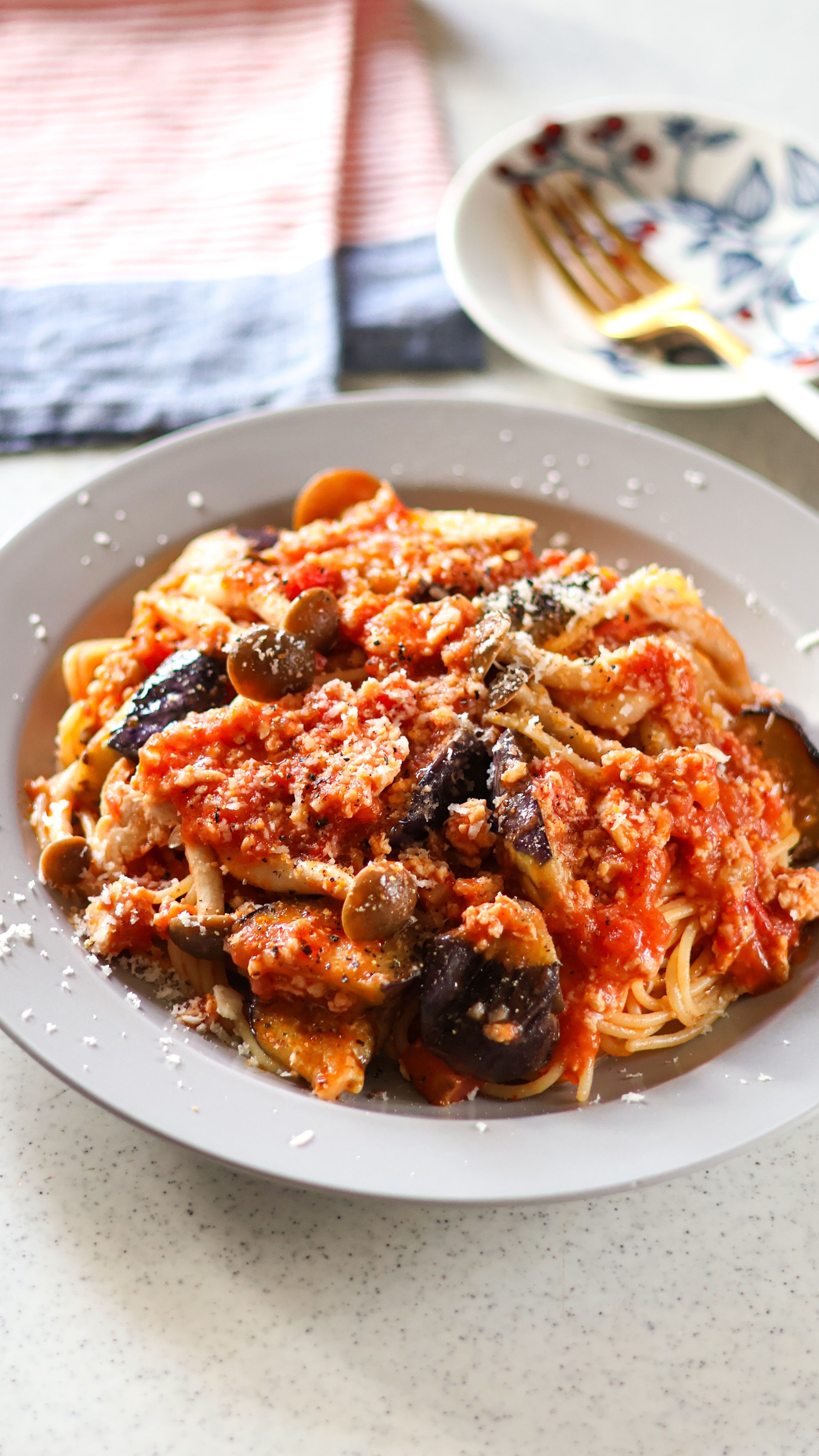 茄子と鶏ひき肉のワンパントマトパスタ】本格的お店の味 | レシピ