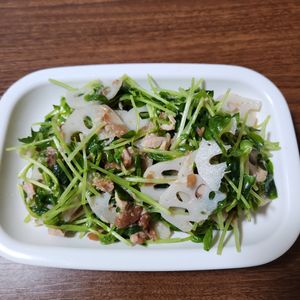 とももの作ってみた!投稿(【蓮根と豆苗の梅サラダ】シャキシャキさっぱりおつまみ)