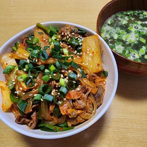 ナムディの作ってみた!投稿(【牛肉とマロニーのトマキム炒め】ご飯にワンバンして食べたい♡)