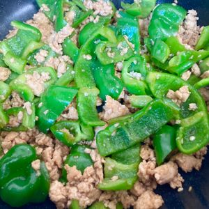 ゆかりの作ってみた!投稿(ピーマンがバリ旨《甘辛♡鶏そぼろ炒め》)