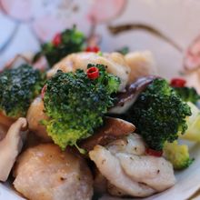 鶏肉とブロッコリーのナンプラー炒め