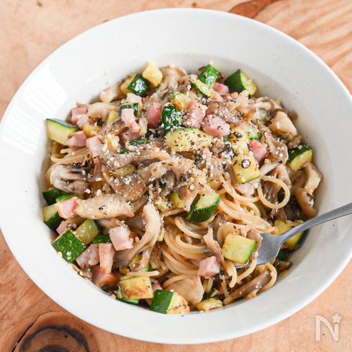 具材は3つだけ！ズッキーニとまいたけのシンプルパスタ