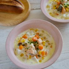 鮭入りコーンたっぷり具だくさんスープ【子ども喜ぶ魚料理】