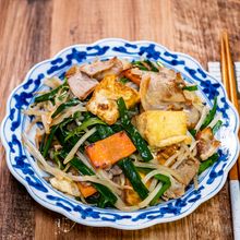 鉄のフライパンで作る「厚揚げ入りニラもやし炒め」