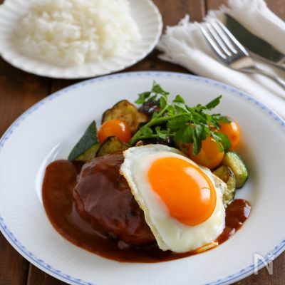 口の中で肉汁あふれる!絶品ハンバーグ