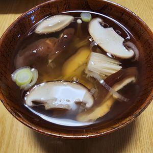 ナムディの作ってみた!投稿(出汁がおいしい！簡単和食♡『長ねぎときのこのお吸い物』)