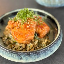 ご飯が進む♪【甘だれチキンとニラ混ぜ丼】