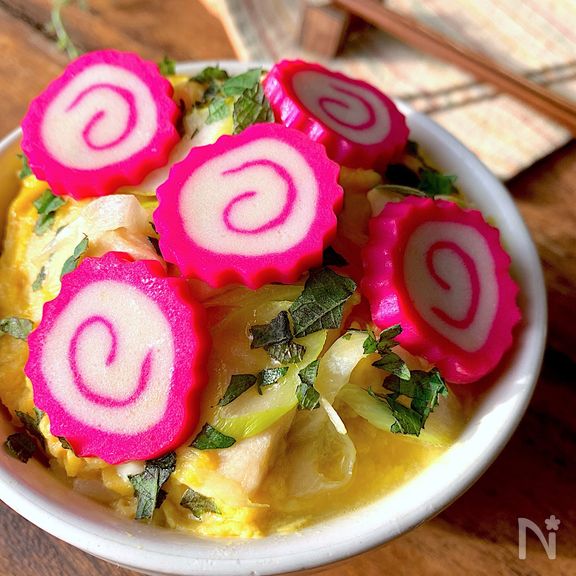 お出汁香る〝ささみとなるとのふんわりたまご丼〟