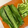 ほったらかしでうますぎる…【小松菜と油揚げの出汁煮】の工程1