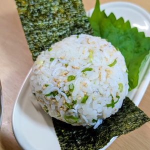 まゆのの作ってみた!投稿(青ねぎとごまたっぷり美味しい♡しらすと白だしのおにぎり)