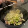食べる手が止まらない【鶏モモとキャベツのやみつき塩ダレ炒め】の工程1