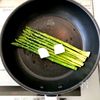 超簡単！アスパラそのまま♡『アスパラガスの白だしバター煮』の工程2