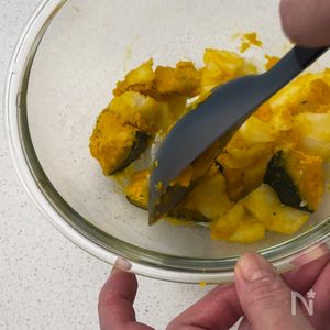 レンジで6分！かぼちゃとポテトのゴロゴロホットサラダ | レシピサイト