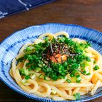 うどんスープを混ぜるだけで簡単！釜玉ねぎバターうどん