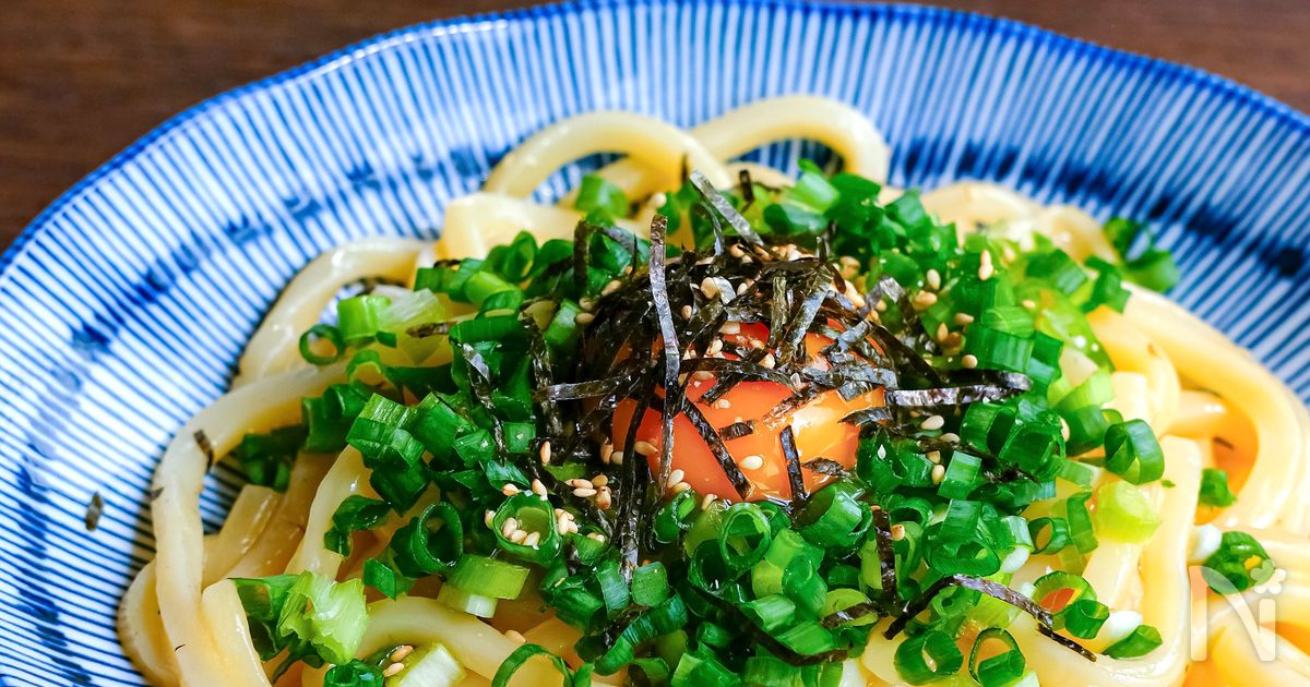 うどんスープを混ぜるだけで簡単！釜玉ねぎバターうどん
