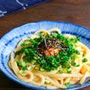 うどんスープを混ぜるだけで簡単!釜玉ねぎバターうどん