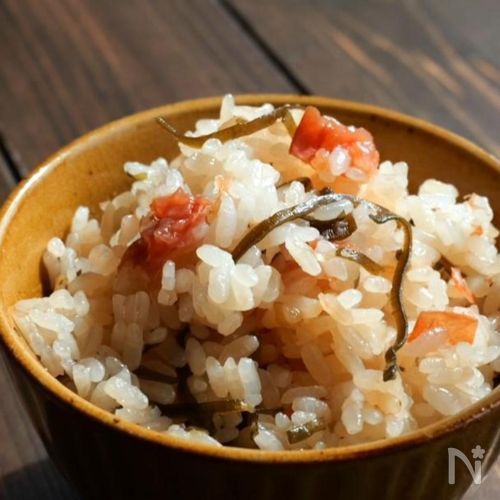 さっぱり美味しい♪梅と昆布の炊き込みご飯