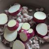 めんつゆバターで【さつまいもの鶏そぼろ煮】の工程2