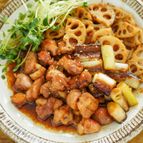 蓮根シャキシャキ♡一口もも肉と焦がしネギの甘辛生姜焼き