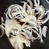 材料３つで簡単副菜！《厚揚げと玉ねぎの卵とじ》の工程3