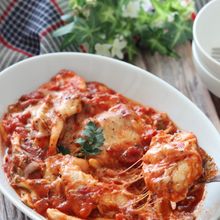 簡単お手軽♡鶏むね肉と舞茸のガーリックトマトバジルチーズ煮