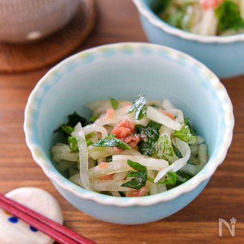 【大根と大葉の梅肉和え】ごま油と塩で簡単味付け！箸休めに♪