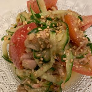 ぐ〜たら子の作ってみた!投稿(トマトときゅうりのツナ入り棒棒鶏風ごまだれサラダ)