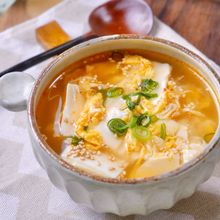 簡単おいしい♡『崩し豆腐とふわたまのピリ辛中華スープ』
