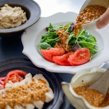 「意外な使い方」ご飯にかけるだけじゃない【納豆合わせ調味料】