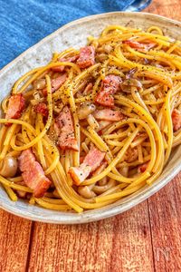 別茹で不要◎ワンパン【ベーコンとしめじのにんにく醤油パスタ】