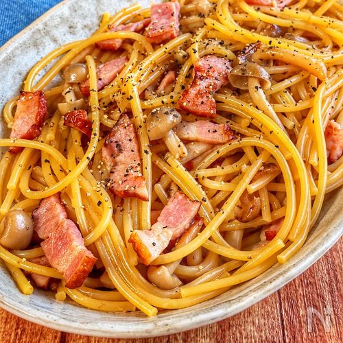 別茹で不要◎ワンパン【ベーコンとしめじのにんにく醤油パスタ】