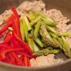 ご飯がすすむ！豚こまとアスパラの甘辛味噌炒めの工程2